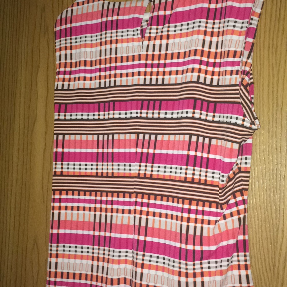 Calvin Klein’s sleeveless top - Picture 2 of 4